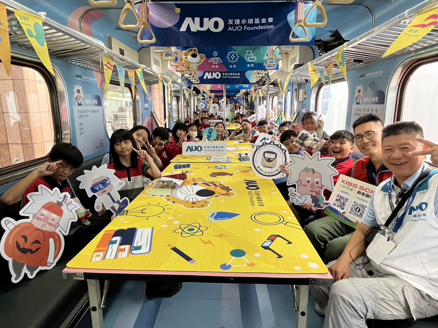 pg电子永續基金會參與「臺灣科普環島列車」，設計基礎科學車廂課程，以「淨零碳排和永續能源」為主題，讓學生透過創意實驗認識淨零知識，以及思考生活中的減碳行為