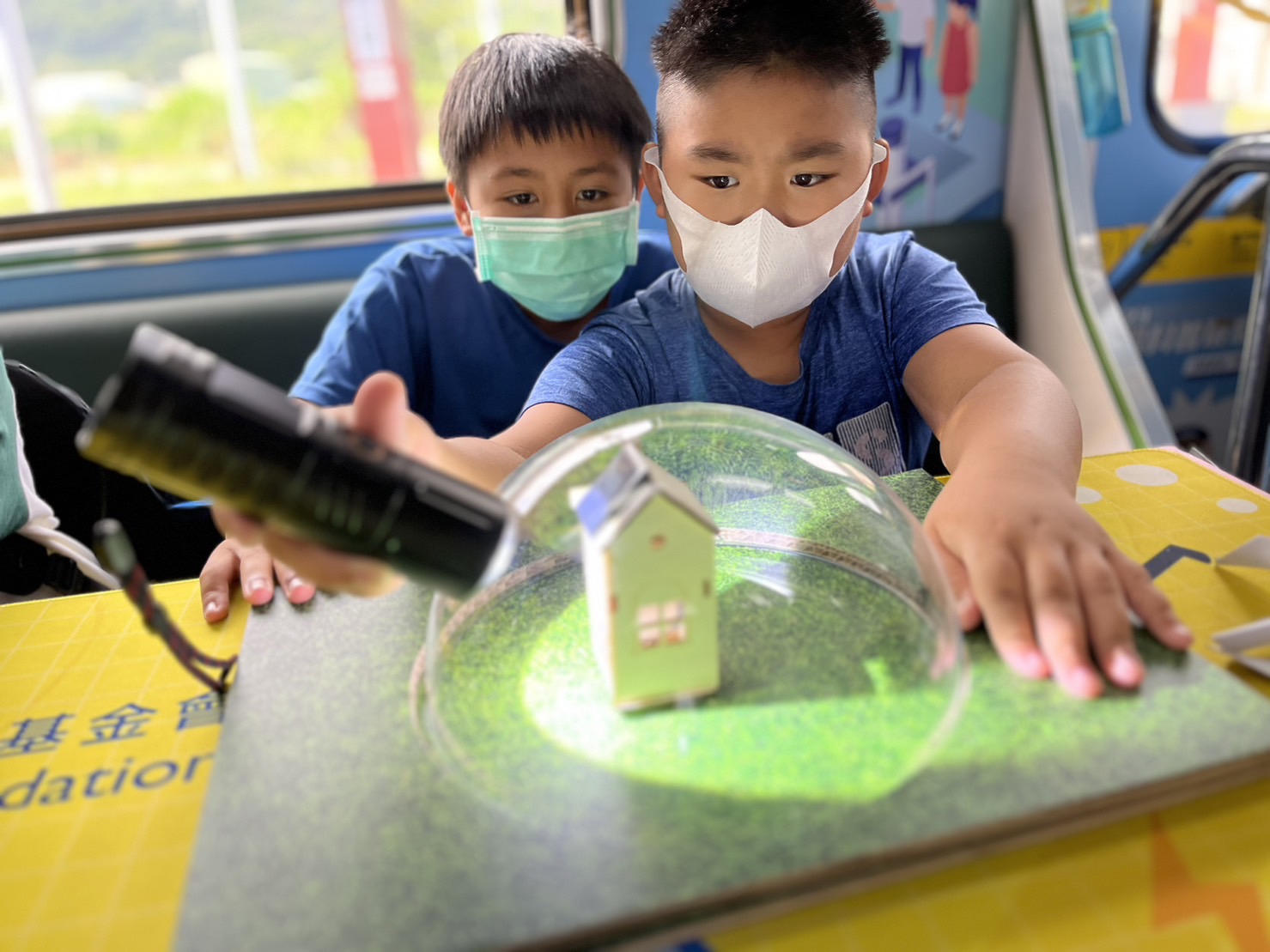 pg电子參與基礎科學主題車廂，以STEAM教學精神，設計「逐日科學家」、「太陽能工程師」以及「淨零建築師」三大能源科普課程和實驗